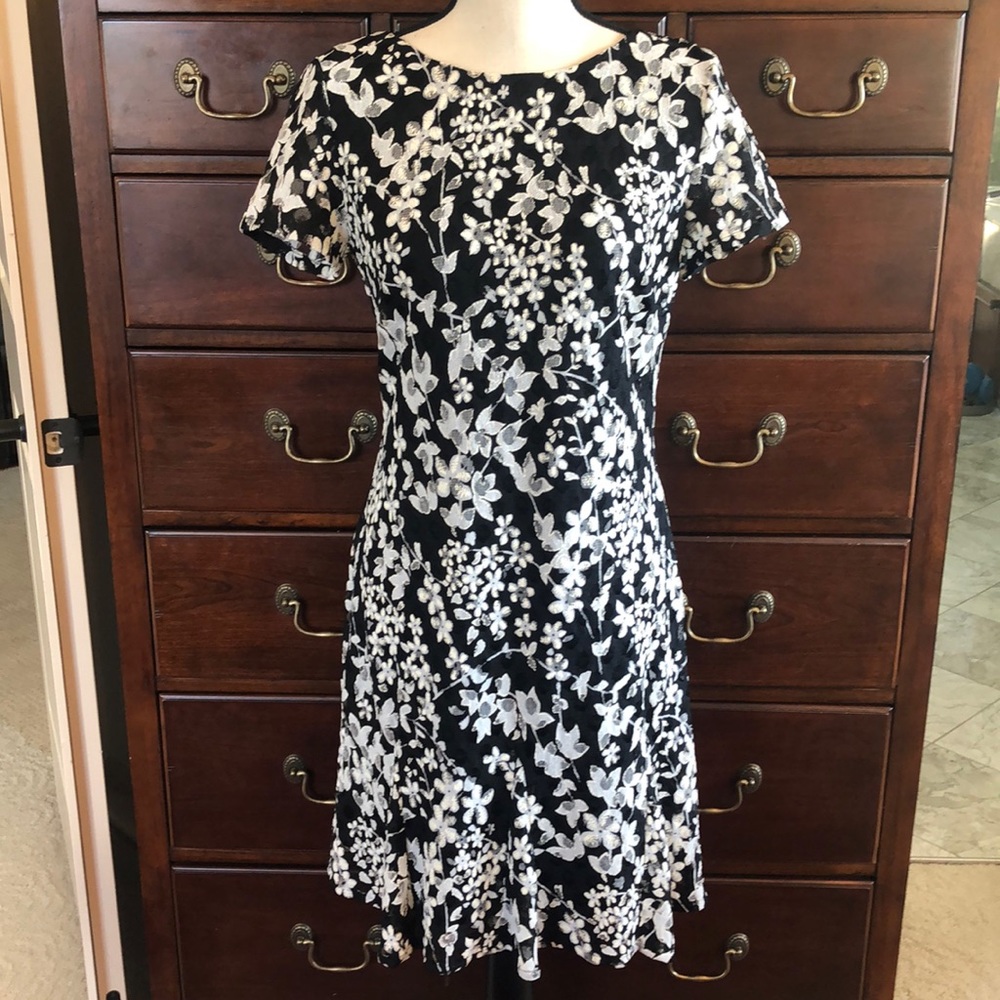 Karl Lagerfeld Paris designer sz 4 lace dress fully lined, very classy!